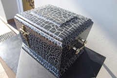 Urna-drewniana-farba-pekajaca-02